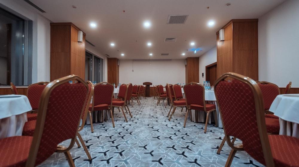 Midtown Hotel Baku Ngoại thất bức ảnh